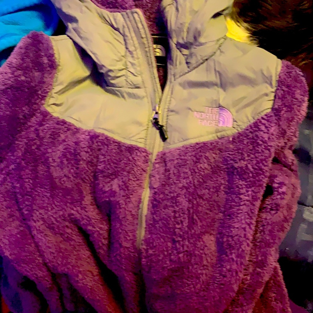 Hardly worn North face zip up fleece. Extremely warm!! Great for winter!